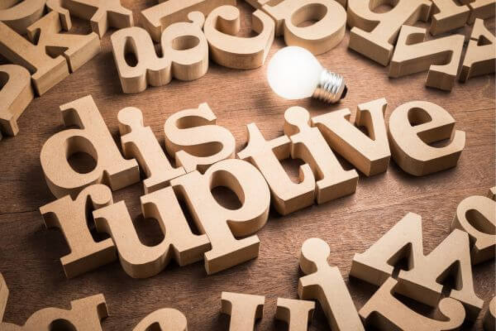 Imagem sobre inovação disruptiva mostrando muitas vezes o nome Inovação Disruptiva simbolizando crescimento de novas ideias, transformação de mercados e mudanças nos modelos de negócio.