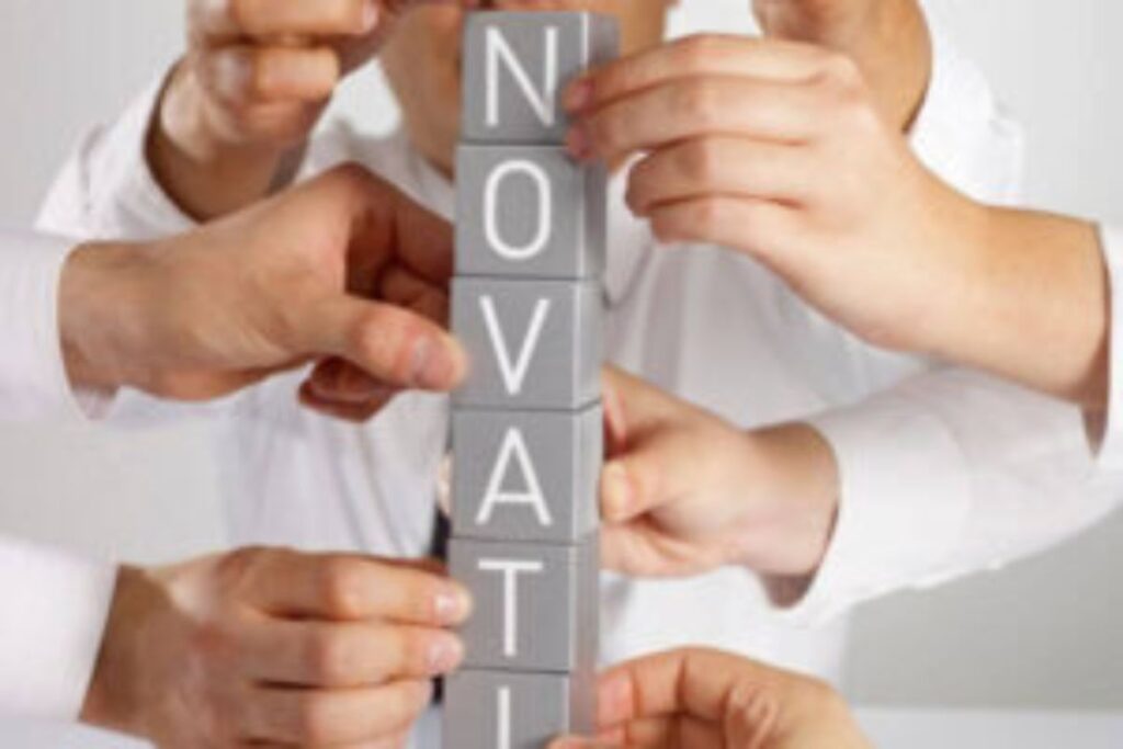 Representação de Inovação tecnológica. Mãos de pessoas segurando a palavra inovação, representando colaboração e inovação tecnológica.