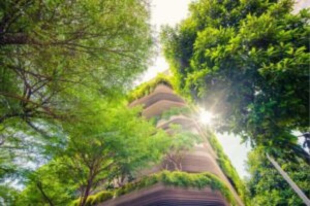 Prédio sustentável moderno com muitas plantas representando os Objetivos de Desenvolvimento Sustentável (ODS).