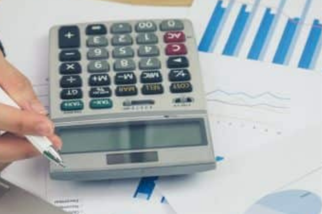 O que é controller: análise financeira com calculadora e caneta representando o trabalho nas empresas