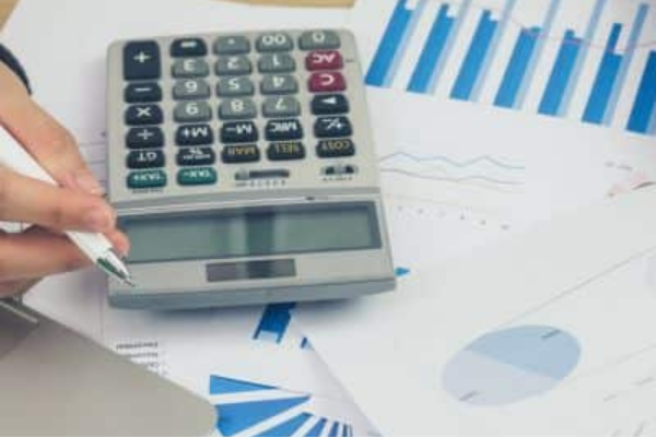 O que é controller: análise financeira com calculadora e caneta representando o trabalho nas empresas