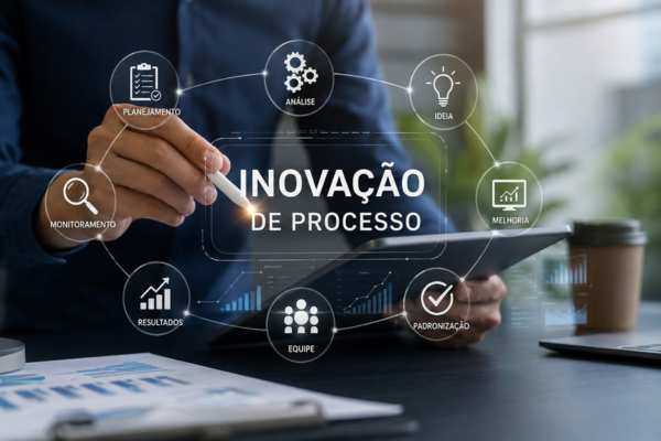 Profissionais analisando fluxos de trabalho e melhorias operacionais em um ambiente empresarial moderno, sugerindo análise de inovação de processos.